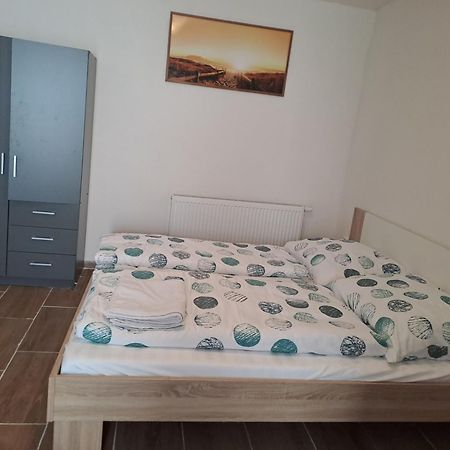 Appartamento Nha Nghi Cho Cap Doi Va Gia Dinh Praga Esterno foto